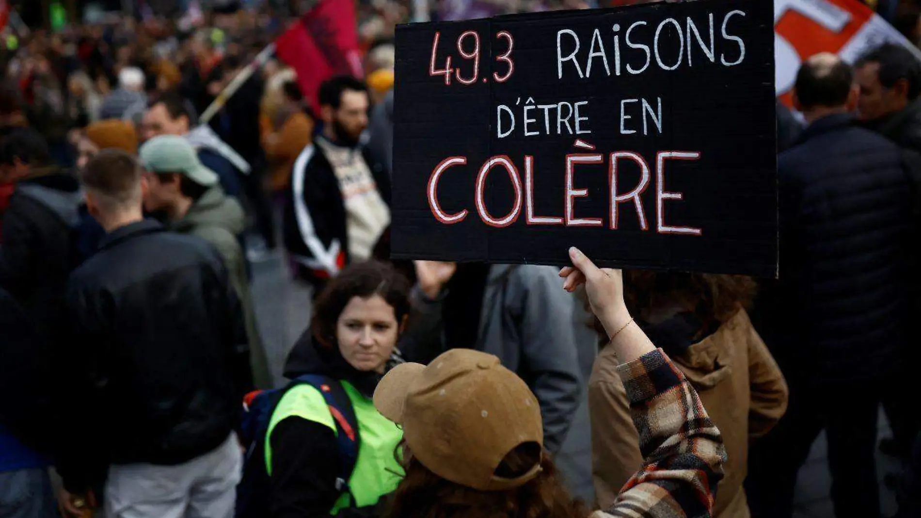 Protestas en Francia siguen tras adopción a la fuerza de reforma de pensiones